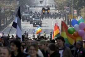 Demonstranti protestovali proti pochodu homosexuálů.