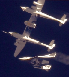 SpaceShipTwo se právě oddělila od nosného letounu.