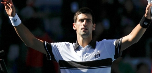 Novak Djokovič se raduje z turnajového vítězství v Pekingu.