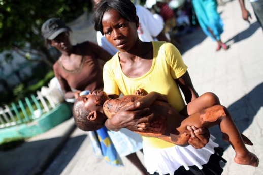 Cyklus Jana Šibíka Rabování a násilí po zemětřesení v Port-au-Prince.