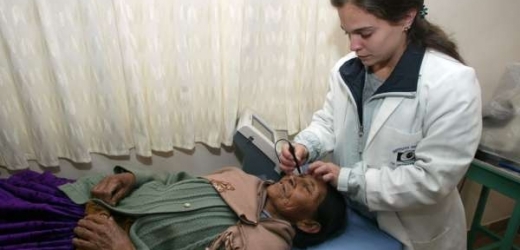 Kubánská oční lékařka vyšetřuje pacientku (ilustrační foto).