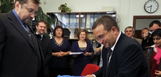 Ministr Dobeš (vpravo) oficiálně zahájil generální zkoušku státních maturit.