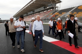 Technický delegát FIA Charlie Whiting (vpředu uprostřed) na obchůzce okruhu v Yeongamu.