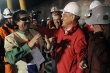 Na snímku uveřejněném chilskou prezidentskou kanceláří horník Juan Illanes (vlevo) zdraví chilského prezidenta Sebastiana Piñeru poté, co byl zachráněn z dolu.