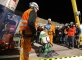 Bojivijský horník Carlos Mamani Solis s bezpečnostním postrojem a na kolenou poté, co byl brzy ráno zachráněn. 
