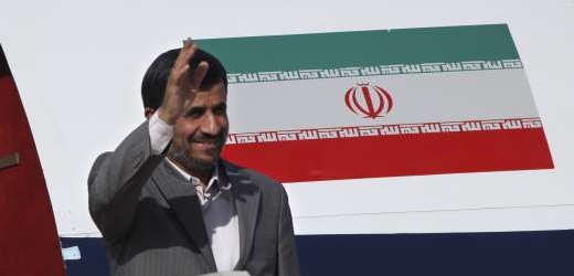Ahmadínežád po příletu do Bejrútu.