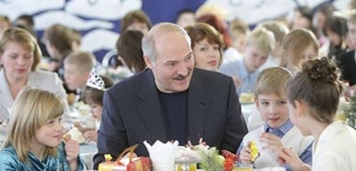 Lukašenko má soupeře. Na snímku při návštěvě v dětském domově.