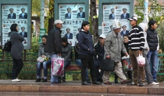 Volební plakáty na ulici v Biškeku.