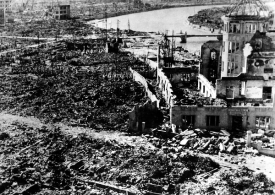 Budova podpory průmyslu hirošimské prefektury v září 1945. Betonový dóm českého architekta Jana Letzela vydržel výbuch atomové bomby, teď je z něj památník.