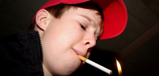První cigaretu si prý lidé zapalují už ve dvanácti letech.