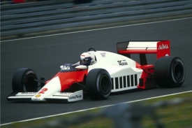 Alain Prost s vozem McLarenMP4-2B s motorem TAG Porsche v roce 1985.
