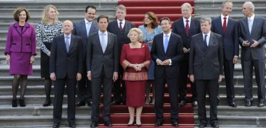 Tradiční foto nové vlády s královnou Beatrix.