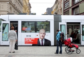 Bacha, jede tramvaj TOP 09. Strany využívaly každé reklamní plochy.