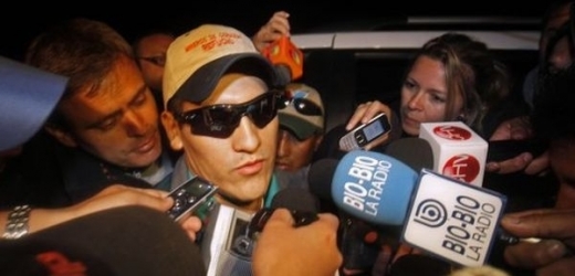 Bolivijec Carlos Mamani se vrátil z nemocnice domů, kde ho obklopili novináři.