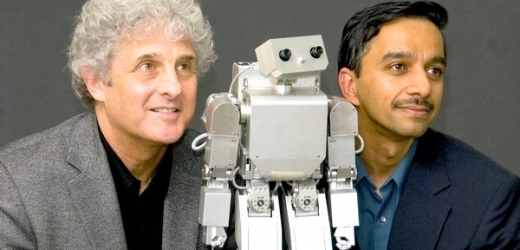 Andrew Meltzoff a Rajesh Rao z Washingtonské univerzity s robotem, na němž reakci dětí testovali.