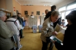 Volební místnost na Praze 6 byla už brzy po otevření zaplněna lidmi. (Foto: Tomáš Nosil)