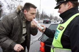 Na Mikuláše a o Vánocích čekají řidiče rozsáhlé policejní kontroly, hlavně kvůli alkoholu. (ilustrační foto)