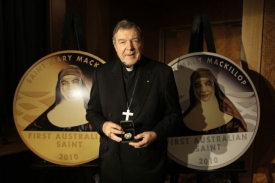 Kardinál George Pell se zlatou památeční mincí Mary MacKillopové.
