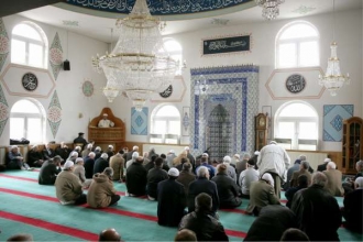 Páteční kázání v mešitě v Kolíně nad Rýnem. Turecký imám. 
