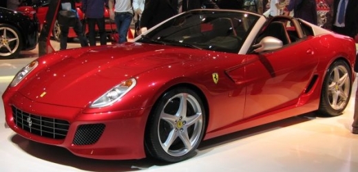 Pouhých 80 kousků Ferrari SA Aperta spatří světlo světa. O to větší zájem o sportovní vůz v Paříži byl.