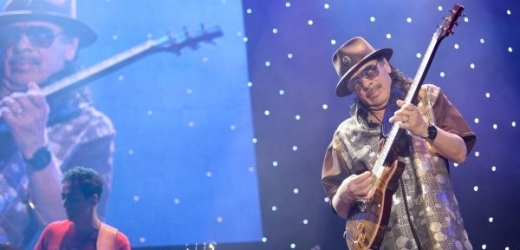 V pražské O2 areně vystupil americký kytarista, zpěvák a skladatel mexického původu Carlos Santana.
