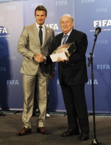 David Beckham (vlevo) s prezidentem FIFA Seppem Blatterem.