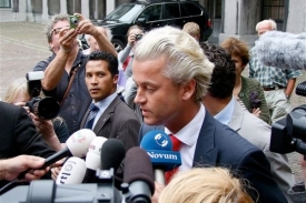 Nová nizozemská vláda závisí na podpoře antiislamisty Geerta Wilderse. 