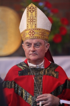 Arcibiskup Henryk Hoser hrozí vyloučit z církve poslance, co oplodnění ve zkumavce podpoří.