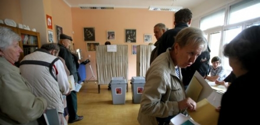 Lidé si hlasovací lístky vyzvednou až ve volebních místnostech.