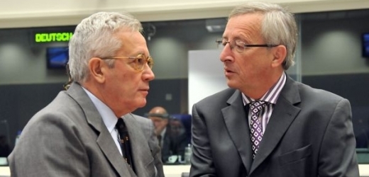 Italský ministr financí Giulio Tremonti hovoří s Jean-Claude Junckerem před jednáním. 