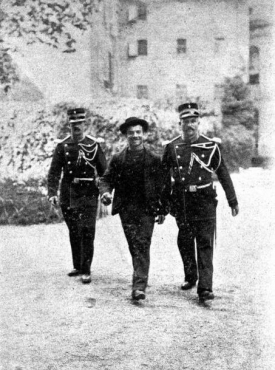 Ženevská policie vede zatčeného atentátníka Luigiho Lucheniho.