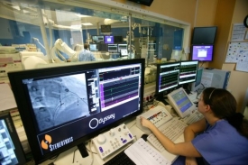 Pouze nemocnice Na Homolce (na snímku) a pražský IKEM mají více medicínských techniků ve svých týmech.