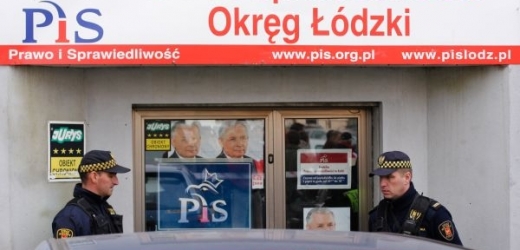 Muž dopoledne zaútočil v kanceláři největší polské opoziční strany Právo a spravedlnost.