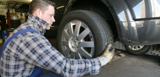 Blíží se čas přezouvání na zimní pneumatiky (ilustrační foto).