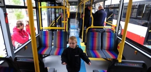 Dívka vypadla za jízdy z autobusu kvůli nezavřeným dveřím (ilustrační foto).