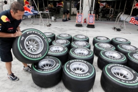 Technici Red Bullu připravují pneumatiky pro závodní víkend.