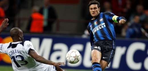 Javier Zanetti střílí první gól Interu Milán.