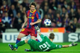Lionel Messi (v červenomodrém) dvěma góly zařídil výhru Barcelony.