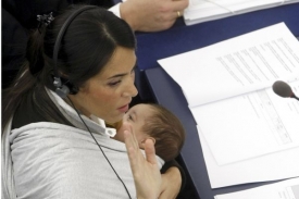 Pro návrh hlasovala i italská europoslankyně, která je sama matkou. 