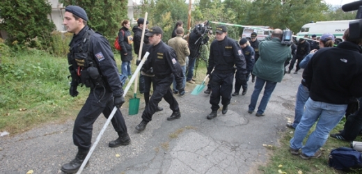 Desítky policistů pátrají v pražské Tróji.