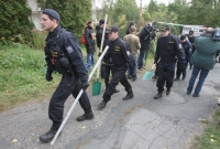 Desítky policistů pátrají v pražské Tróji.
