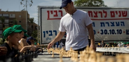 Izraelský šachista Alik Geršon vytvořil prý nový světový rekord v simultánní hře v šachy. 