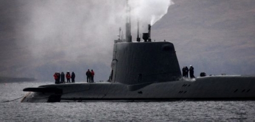 Britská jaderná ponorka zůstala po několik hodin zaklíněna mezi podmořskými útesy nedaleko Skotska.