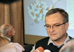 Relativně spokojen může být i místopředseda TOP 09 Miroslav Kalousek, jeho strana také uhájila senátorský klub.