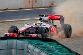 Lewis Hamilton se během kvalifikace ocitl na chvíli mimo trať.