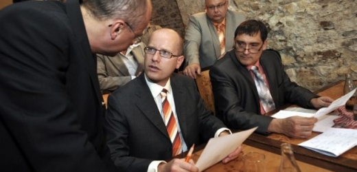 Bohuslav Sobotka se spolustraníky studuje výsledky voleb.