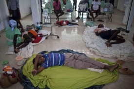 Infikovaní plní i chodby haitských nemocnic.