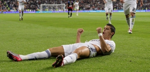 Cristiano Ronaldo slaví jeden ze svých gólů do sítě Santanderu.