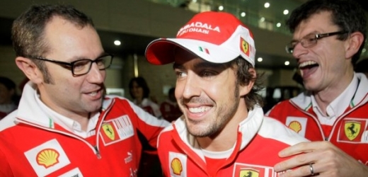 Fernando Alonso (uprostřed) přijímá gratulace od členů týmu Ferrari.