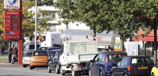 Na některých místech ve Francii je stále nedostatek benzinu.